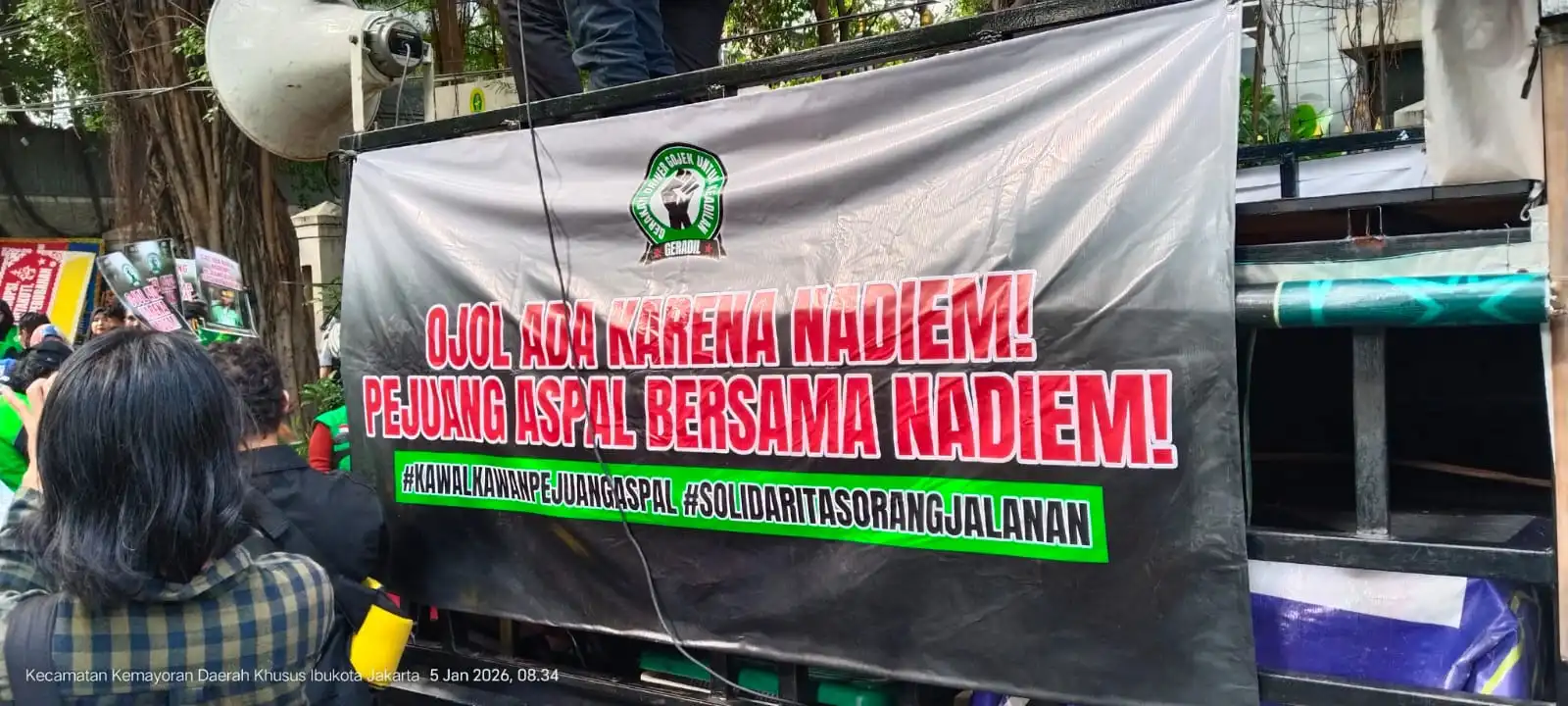 Sidang Perdana Nadiem Makarim, Simpatisan Driver GOJEK Gelar Aksi Dukungan